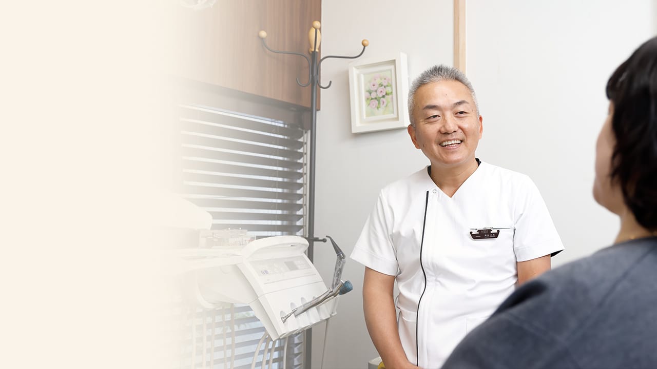 診療する院長 諌山