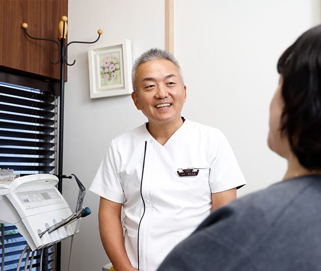 診療案内を行う院長 諌山